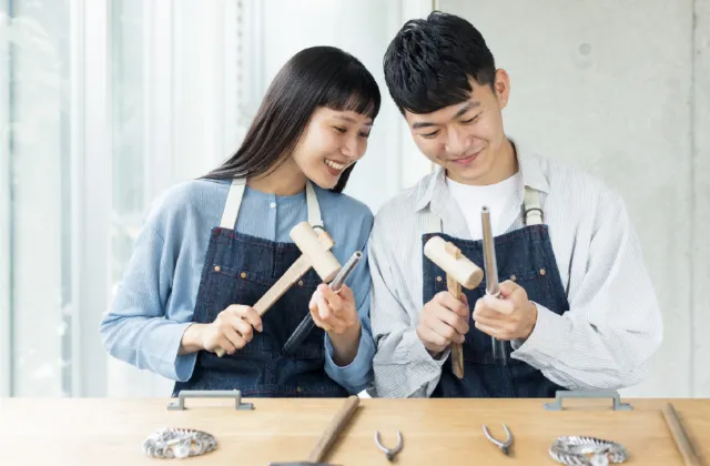 カップルが指輪を作っている様子