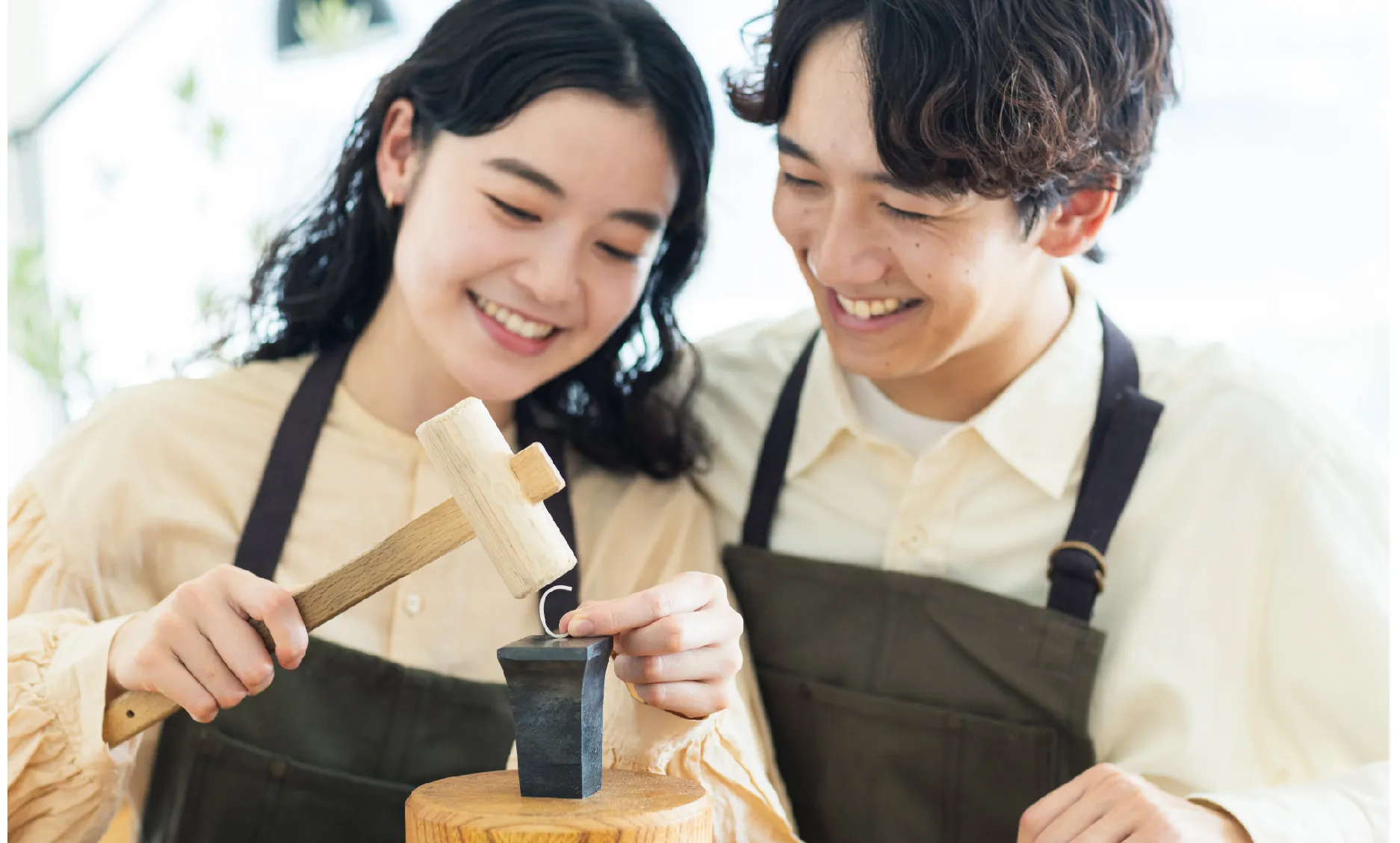 男女で金属加工をしている様子