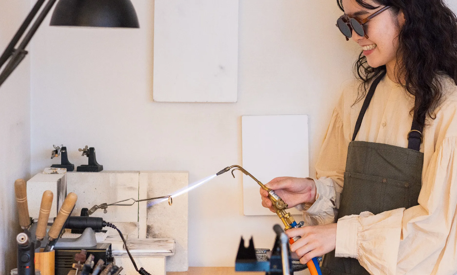 溶接（ロー付け）をしている女性