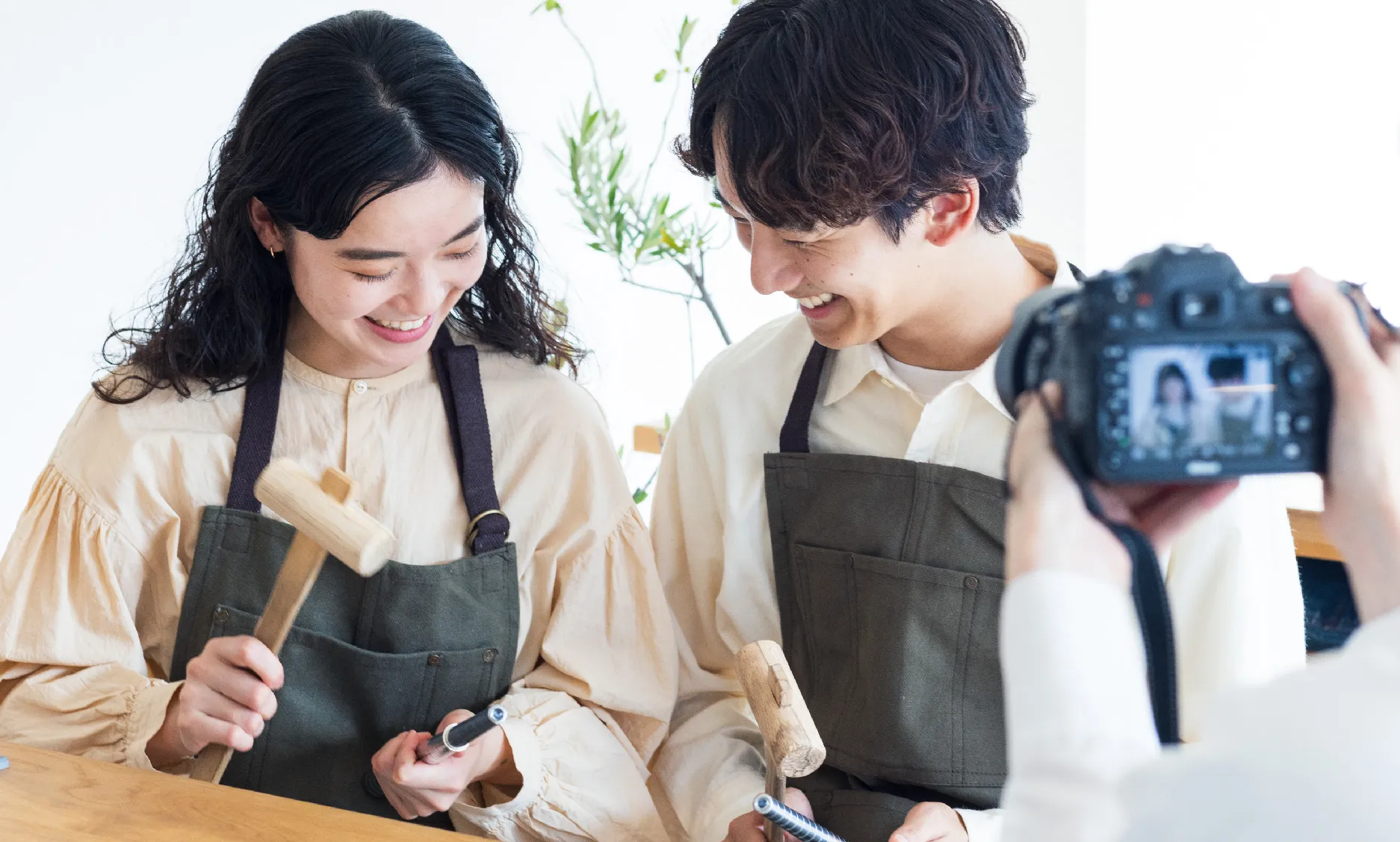 男女で加工をしている様子