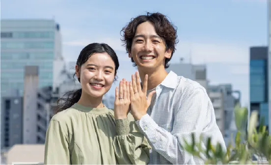 出来上がった指輪をつけてる夫婦の様子