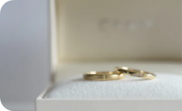 ジュエリーケースに収められたゴールドリング