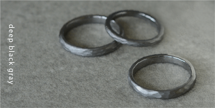 深いブラックグレーの存在感