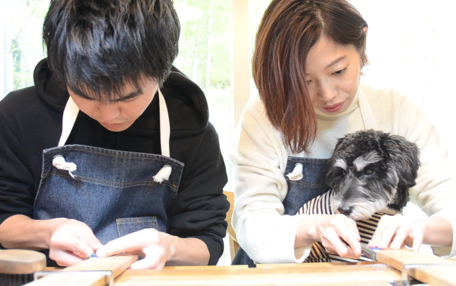 愛犬と一緒に指輪を制作するおふたり