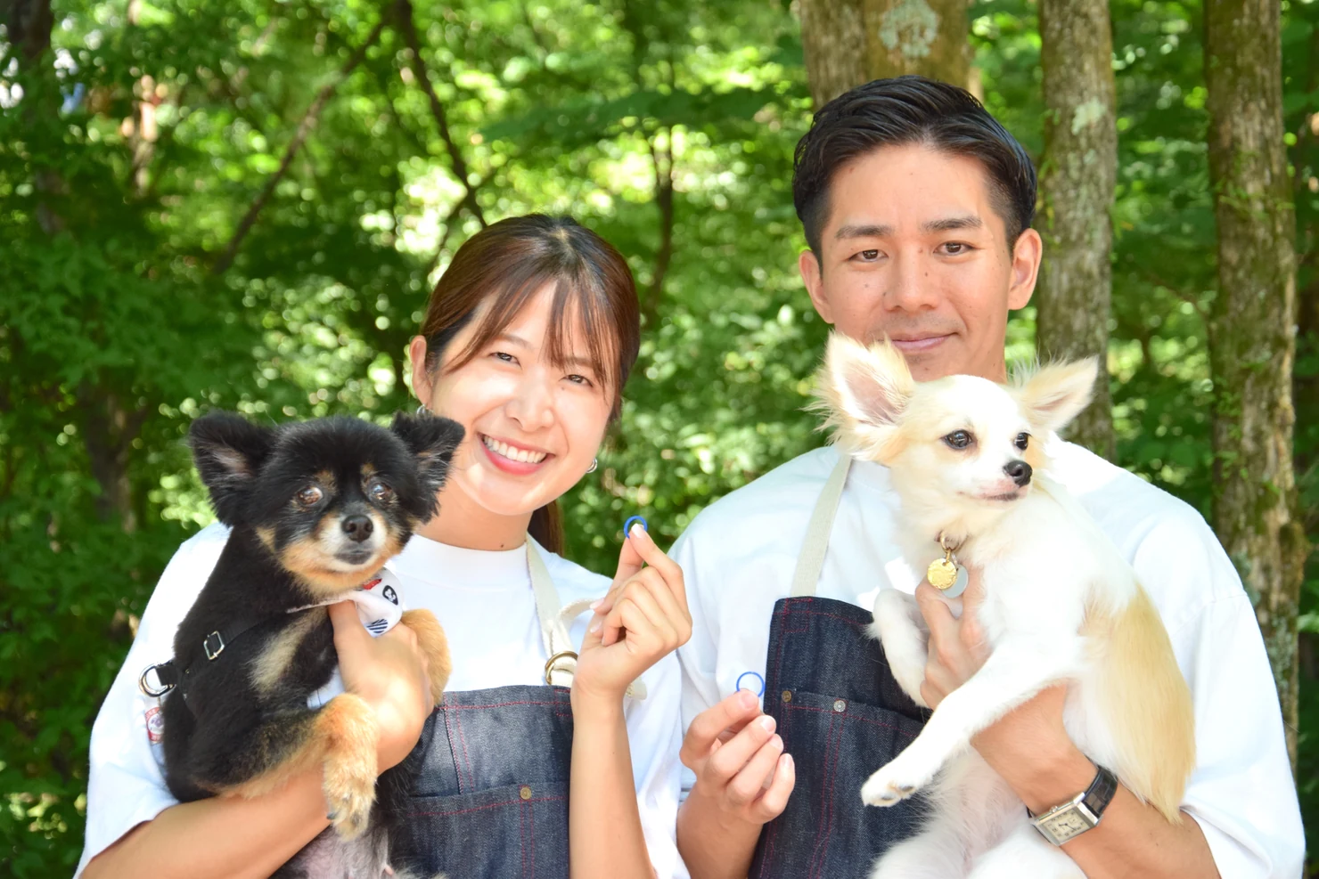 愛犬を抱いて記念撮影するおふたり