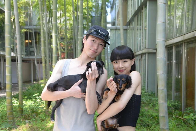 愛犬を抱いて竹林で記念撮影するおふたり