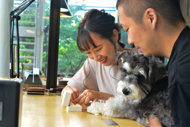 愛犬と一緒に指輪を制作するおふたり