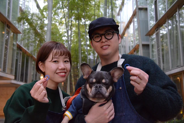 愛犬を抱いて記念撮影するおふたり