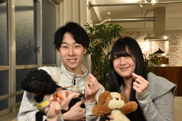 愛犬たちと一緒に記念撮影するおふたり