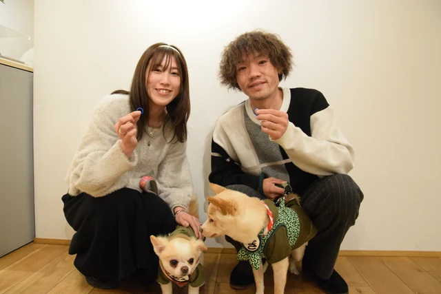 2匹の愛犬と一緒に記念撮影するおふたり