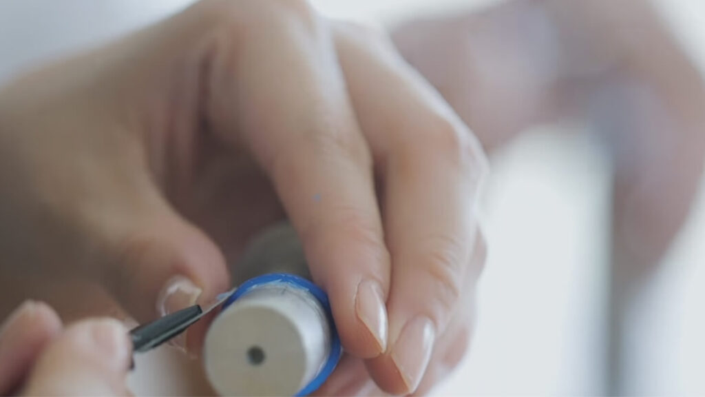 画像：指輪を作る二人