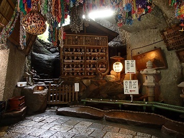 銭洗弁財天宇賀福神社の中