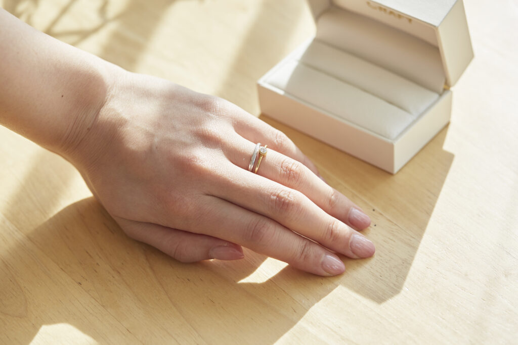 プラチナの結婚指輪
イエローゴールドの婚約指輪
