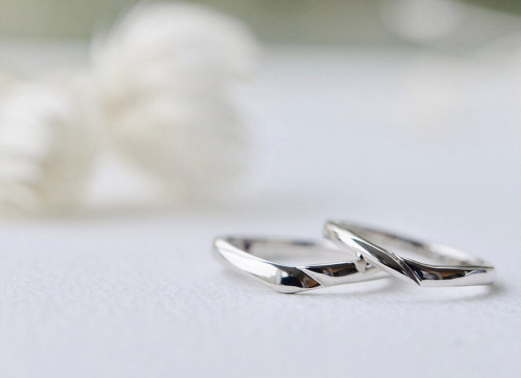 V字の結婚指輪