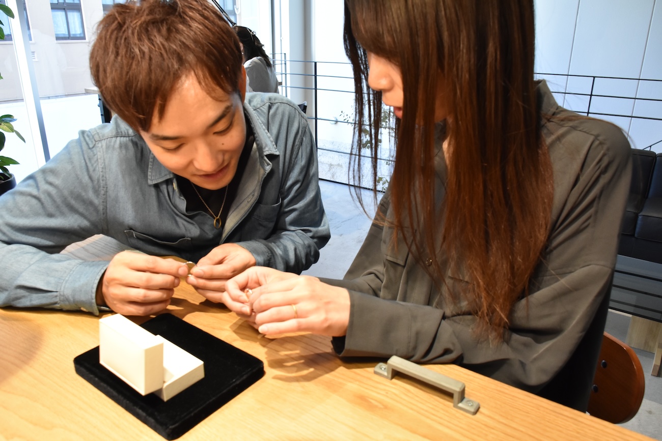 手作り結婚指輪を制作するカップルの様子