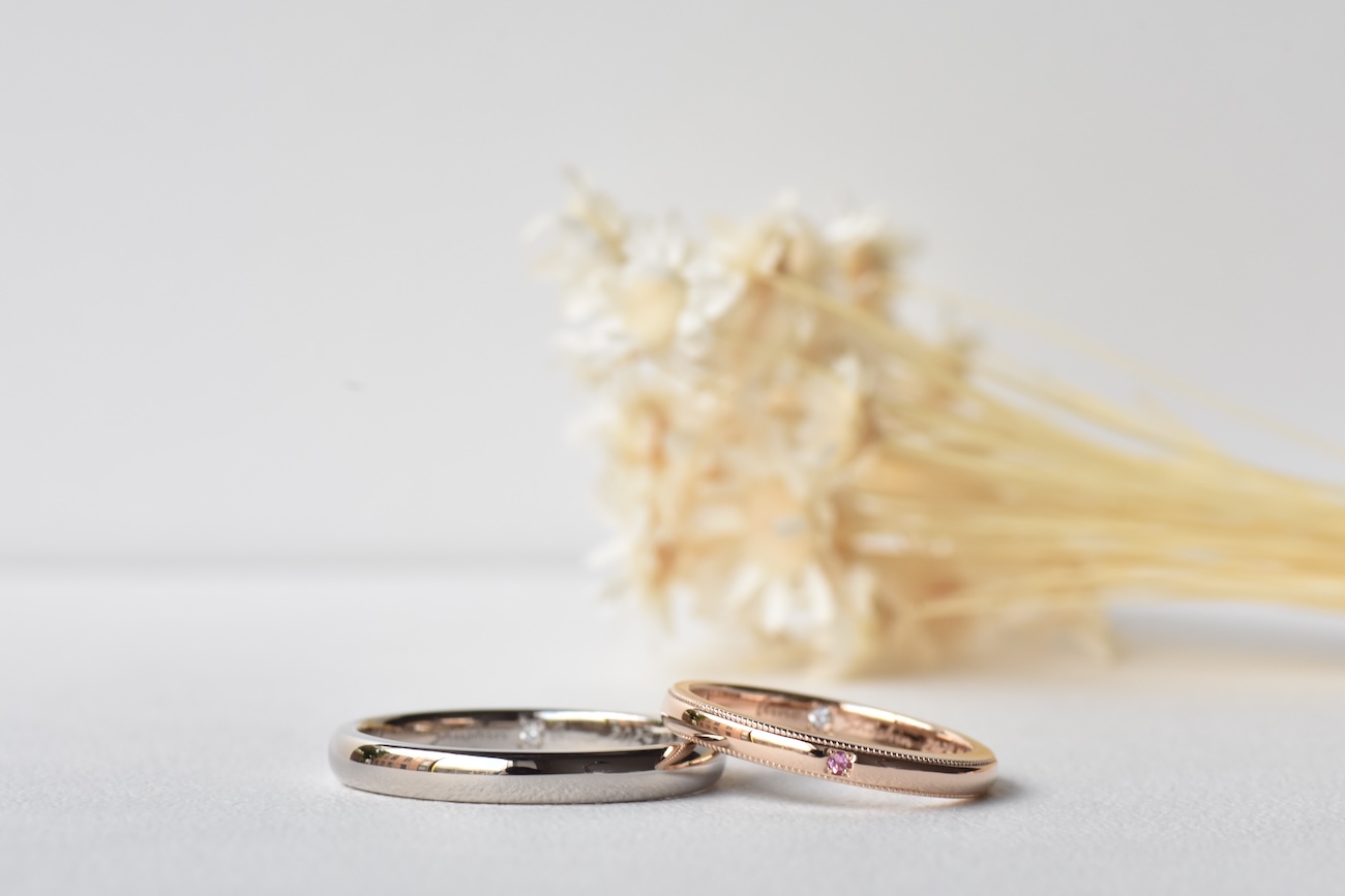 手作り結婚指輪を制作するカップルの様子