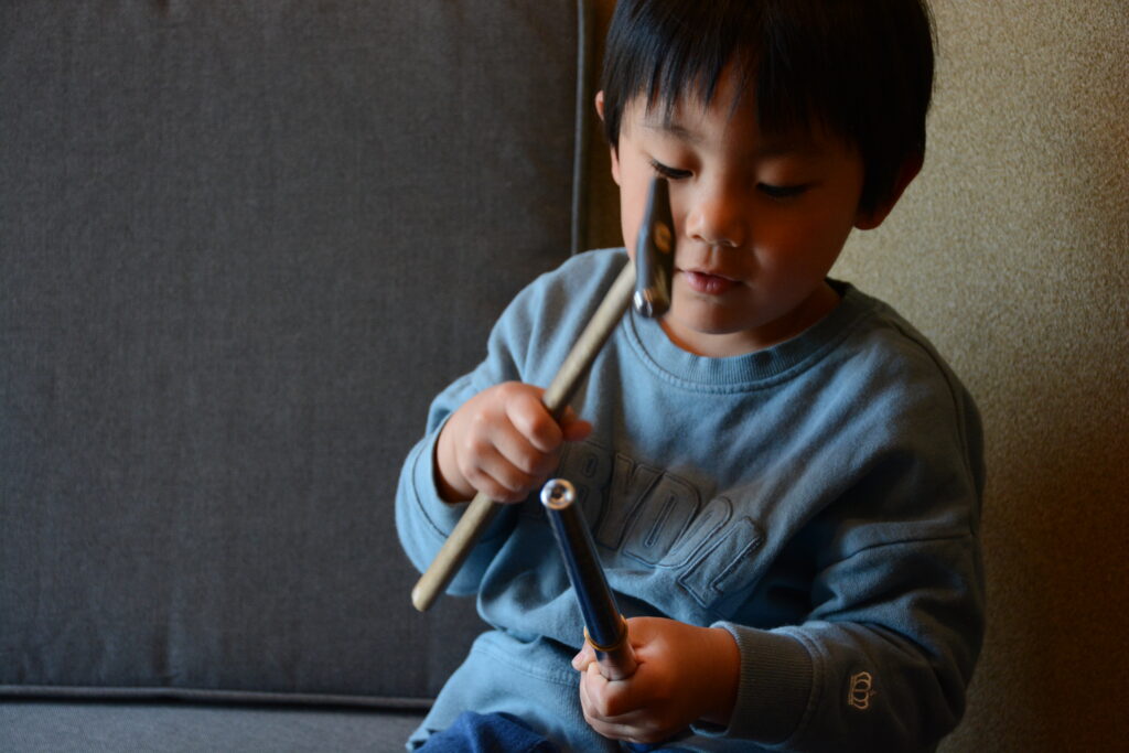 手作りベビーリングを制作する男の子の様子