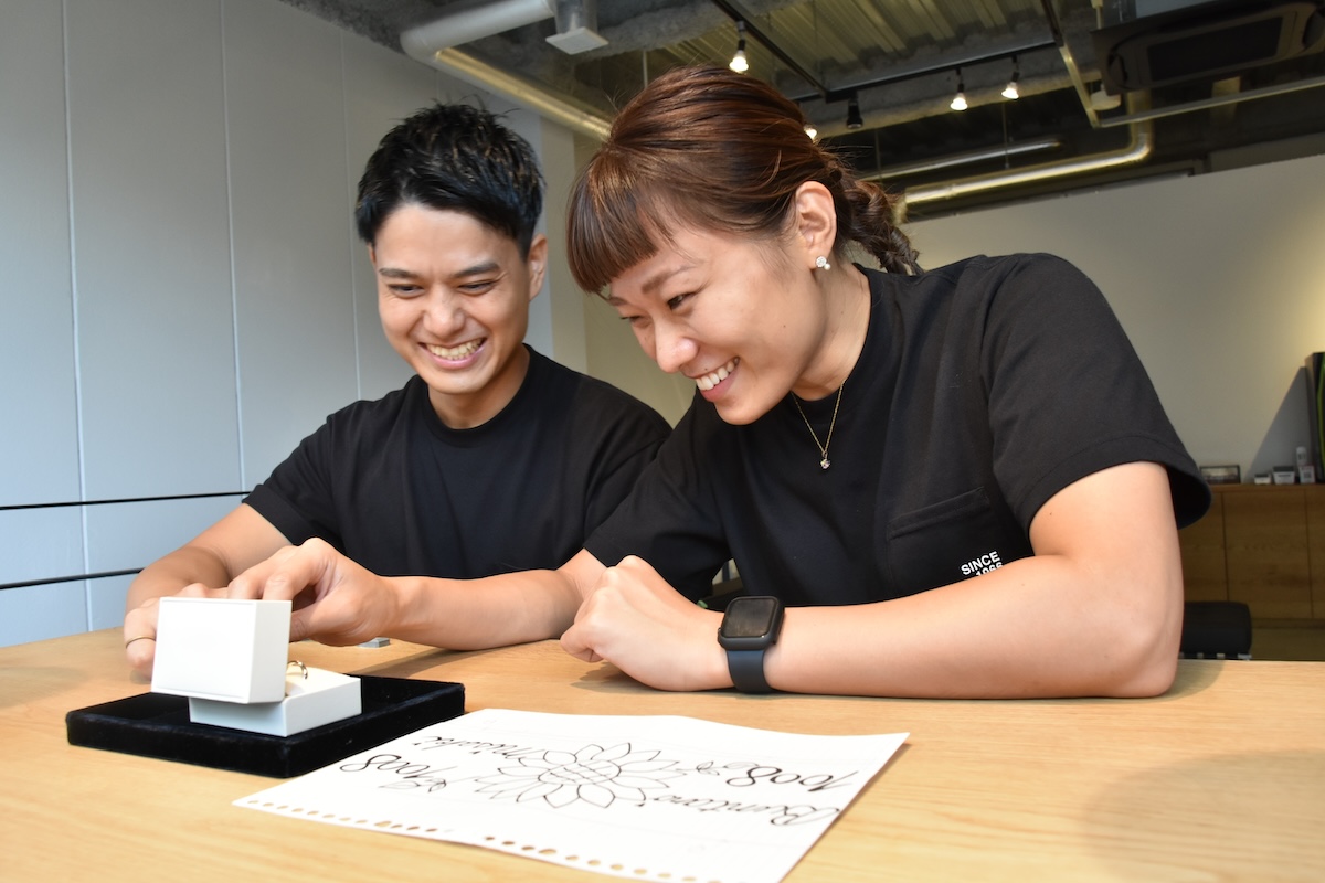 インタビューを受ける二人