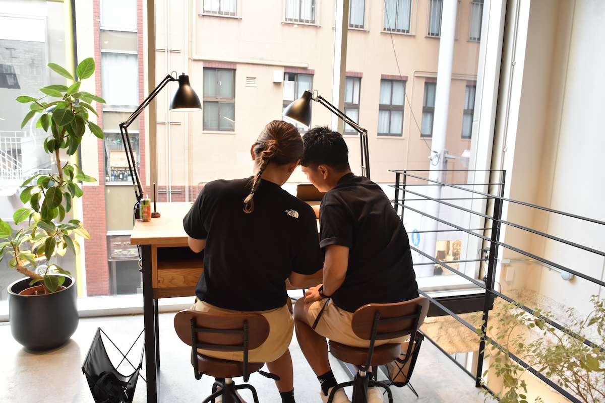 手作り結婚指輪を制作するカップルの様子