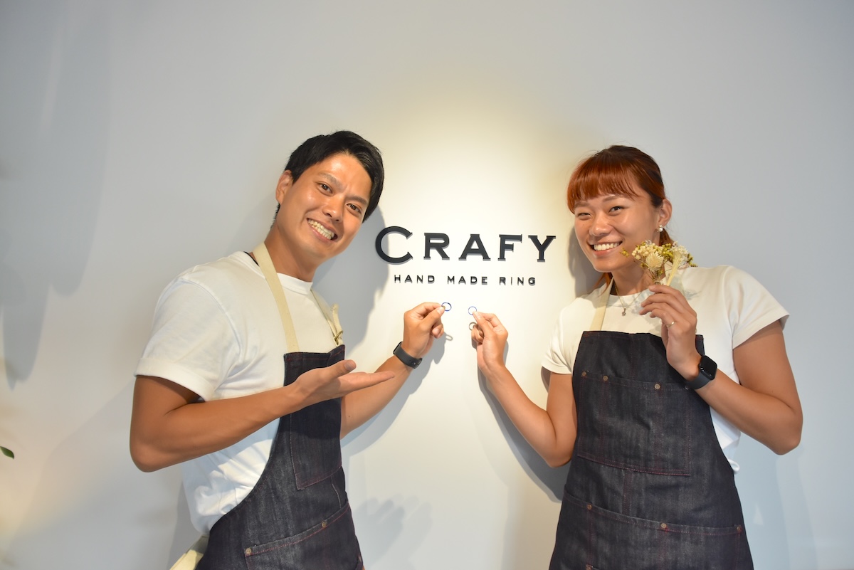 指輪を作る二人