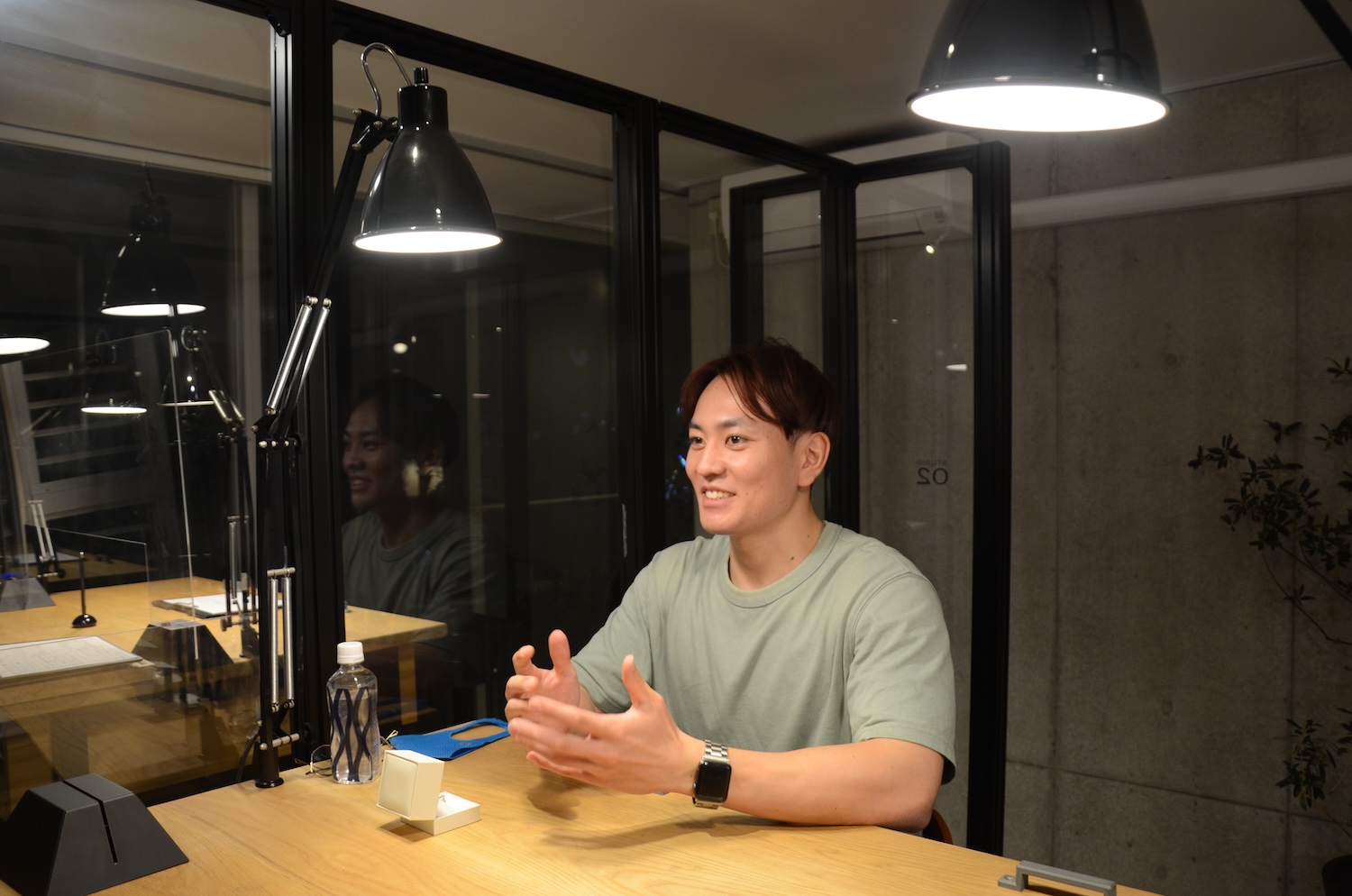 インタビューを受ける男性