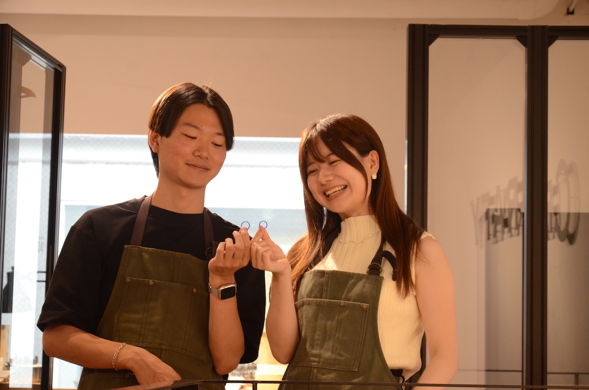 楽しく指輪作りする二人